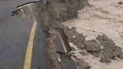 Sakarya'da doğa öfkesini kustu: Yolun bir kısmı sulara gömüldü