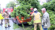 Kadıköy'de sabah saatlerinde korkutan manzara: Park halindeki araç hurdaya döndü