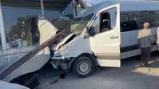 Sabahın ilk ışıklarında dehşet: İşçi servisi dükkana girdi