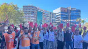 Konak Belediyesi önünde gergin bekleyiş: İşçilerden yönetime kırmızı kartlı protesto