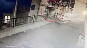 Eyüpsultan'da dehşet anları: Kontrolden çıkan otomobil binanın üçüncü katına çarptı