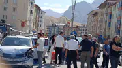 Hakkari'de sabah trafiğinde korkutan kaza: Aile otomobiline pikap çarptı
