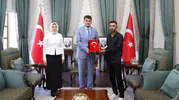 Tarihi kalede yürekleri ısıtan anlar: Bayrağı kurtarmak için zirveye tırmandı