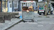 Gönen'deki fuar alanında şoke eden manzara: Çöp konteynerleri sucukla doldu