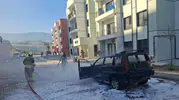 Deprem konutları bölgesinde korkutan yangın: Araç küle döndü