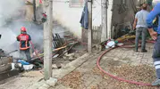 Sakarya'da korku dolu anlar: İki katlı ev alevlere teslim oldu