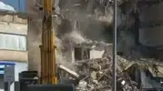 Kuşadası'nda kentsel dönüşüm yıkımı korkuttu: 5 katlı bina saniyeler içinde yerle bir oldu