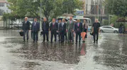 Bartın'da eğitim coşkusu yağmura teslim olmadı: Plaj şemsiyeli önlem dikkat çekti
