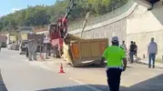 Şile Otoyolu'nda korkutan anlar: Açık kalan dorse üst geçide çarparak koptu