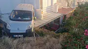 Kuşadası'nda korku dolu anlar: Otomobil birinci katın verandasına uçtu