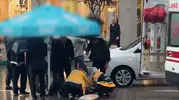 Bursa'da vicdanın fotoğrafı: Kazada yaralanan vatandaşı sağanaktan şemsiyeleriyle korudular