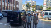 Lise önünde pompalı tüfek paniği: Polisi görünce minibüsün altına sakladılar