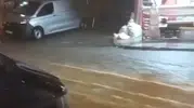 İstanbul'da akşam saatlerinde kabus: Yollar su altında kaldı