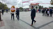 Bandırma'da ders zili heyecanı: Minik öğrencilere çiçekli karşılama