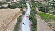 Çeyrek asırlık bekleyiş sona erdi: 1999'dan beri toprak olan yola ilk asfalt döküldü