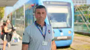 Saniyelerle yarışan o an: Tramvay raylarına koşan minik kızı babalık refleksi kurtardı