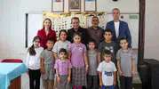 Efeler'de okul zili bu kez başkanla birlikte çaldı: Sıraya oturdu, çocukların heyecanına ortak oldu