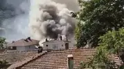 Sarıyer'de korkutan çatı yangını: Park halindeki araç hurdaya döndü