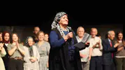 Sahneye çıktılar, geçmişi yeniden yaşattılar: Büyüklerin tiyatro performansı izleyenleri büyüledi