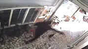 Küçükçekmece'de silahlı dehşet: Polis yaka kamerası şüphelinin kaçışını böyle bitirdi