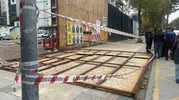 Bağdat Caddesi'nde korku dolu anlar: İnşaat panosu yayaların üzerine devrildi