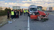 Sivas-Kayseri yolunda dehşet anları: Otomobil TIR'a çarptı, 6 kişi hastanelik oldu