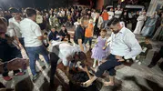 Düğün eğlencesinde sıra dışı ritüel: Damat ve sağdıç kara kazanın üzerinde ter döktü