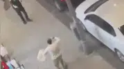 Esenler'de bıçaklı saldırı girişimi: Polis ekiplerine koşan şüpheli bacağından vuruldu