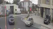 Kaza sonrası şaşkına çeviren anlar: Tabelayı suçlu ilan edip sökmeye kalkıştı
