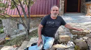 Bartın'da şaşırtan dostluk: Bahçesine gelen tilkiyi eliyle besledi