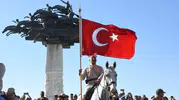 İzmir semalarında nefes kesen kutlama: Kurtuluş coşkusu gökyüzüne taşındı