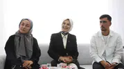 Bakan Göktaş'tan sürpriz ziyaret: Evlilik kredisini kullanan çiftin kapısını çaldı