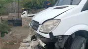 Sarıyer'de okul servisi duvara çarptı: Şoförün durumu ciddiyetini koruyor