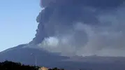 Sicilya'da gökyüzü karardı: Etna'nın öfkesi turizmi vurdu