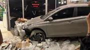 Adana'da akılalmaz trafik kazası: Aynı dükkana saniyeler arayla daldılar