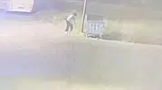 Kendi çıkardığı yangını soğukkanlılıkla izledi: O anlar kameraya yansıdı