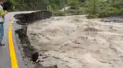 Geyve'de korkutan anlar: Karaçay Deresi'nin taşmasıyla yol yarıldı