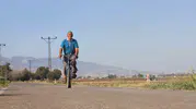 85 yaşındaki Hacı Bayram'ın sırrı: Mazot derdi yok, pedal çevirerek genç kalıyor