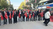 Burdur sokaklarında vefa dolu anlar: Gazilerle omuz omuza yürüdüler