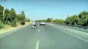 Saniyelerle gelen mucize: Otomobilin önüne atlayan motosikletli faciaya davetiye çıkardı