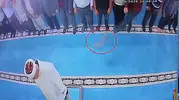 İbadethanede vicdanları sızlatan anlar: Kediyi tekmeledi, imamın başına çarptı