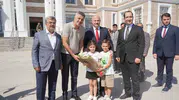 Protokolde çocuk neşesi: Vali ve vekilin çiçek kavgası ’o piti piti’ ile çözüldü