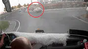 Diyarbakır'da dehşet anları: Kaldırımda yürüyen anne ve iki çocuğuna otomobil çarptı