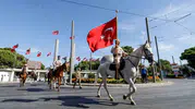 İzmir'de 9 Eylül ruhu: Gökyüzünde SOLOTÜRK, caddelerde süvari geçidi