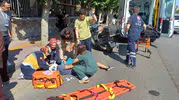 Ani manevra felaketi getirdi: Motosikletli sürücü dubalara çarparak savruldu