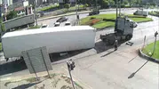 Kavşakta korku dolu anlar: Tırın dorsesi bir anda yerle bir oldu