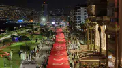 İzmir sokaklarında 350 metrelik dev gurur: Kurtuluşun 104. yılı unutulmaz bir geceyle taçlandı