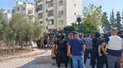 Adana'da nefes kesen anlar: Elinde patlayıcıyla polise meydan okuyor
