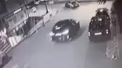 Üsküdar'da dehşet anları: Motokuryenin yola savrulduğu kaza güvenlik kamerasında