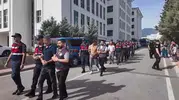 Adliye önünde öfke patlaması: Yakınlarının yüzüne tükürdüler